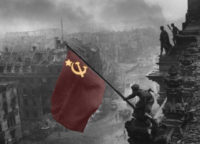 Exército Vermelho salva a humanidade do monstro nazifascista