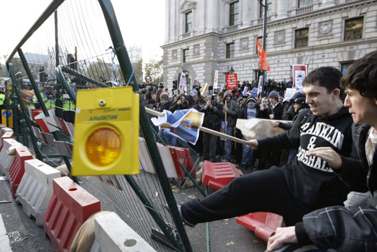 Juventude ergue barricadas em Londres