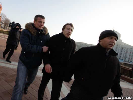 Jovens de extrema-direita presos na Bielorrússia ao desrespeitar estátua de Lênin