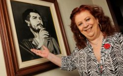 Beth Carvalho com quadro de Che Guevara em sua casa