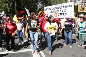 Professores do RS em greve contra o ensino politécnico e pelo piso salarial