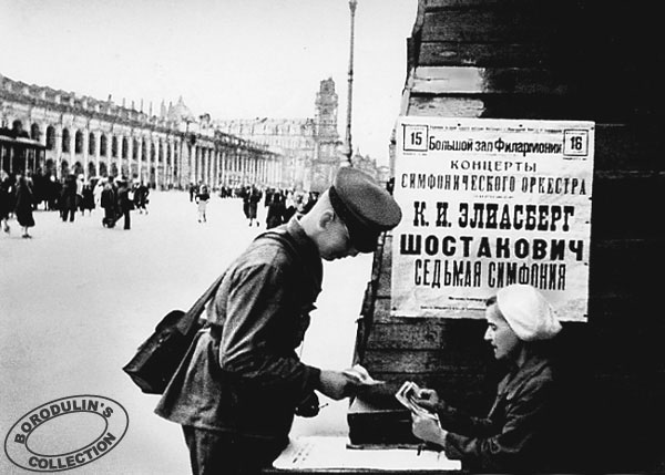Cartaz anuncia a 7ª Sinfonia de Shostakovich na URSS