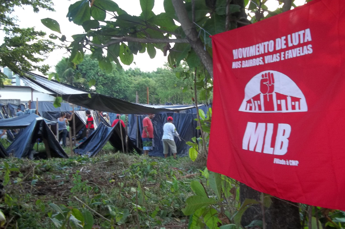 Famílias sem-teto, lideradas pelo MLB, ocupam terreno em Engenho do Meio