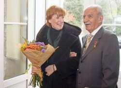 Gevork Vartanian com a neta de Churchill, Celia Sandys, em 2007