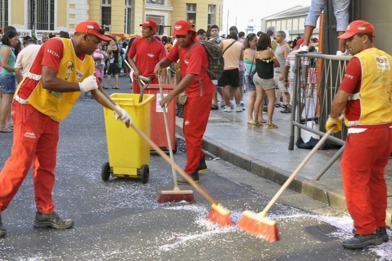 Trabalhadores recolhem lixo do carnaval