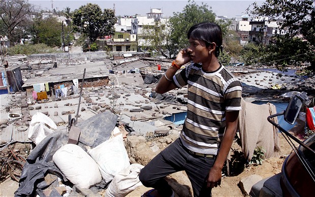 Censo mostra que indianos tem mais telefones celulares do que banheiros em casa