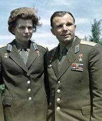 Valentina Tereshkova e Yuri Gagarin, primeira mulher e primeiro homem no espaço
