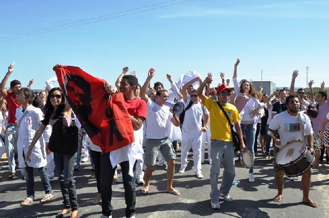 Estudantes da UFCG fazem protesto e interditam PB 110 em Patos