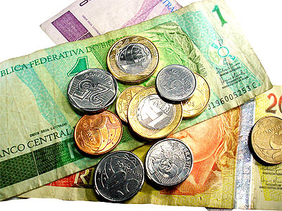 O salário mínimo no Brasil não é suficiente para assegurar os direitos básicos previstos na Constituição Federal