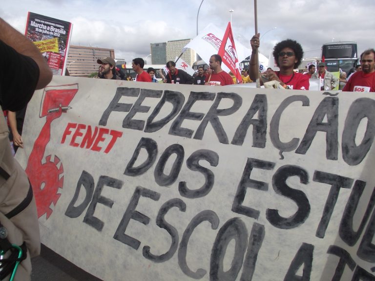 Marcha reúne 15 mil manifestantes em Brasília