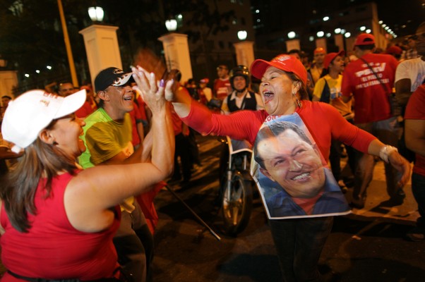 Chávez é reeleito na Venezuela, e povo sai às ruas para comemorar