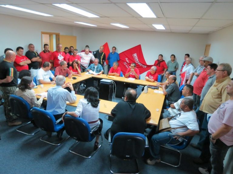 Metalúrgicos ocupam Delegacia Regional do Trabalho para denunciar mortes na Usiminas