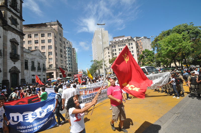 Estudantes vão às ruas contra aumento de passagem em Recife