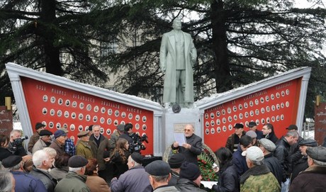 População reergue estátua de Stalin na Geórgia