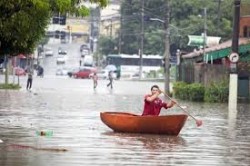 Após perder casas em enchentes, moradores são despejados – 1