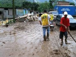 Após perder casas em enchentes, moradores são despejados – 3
