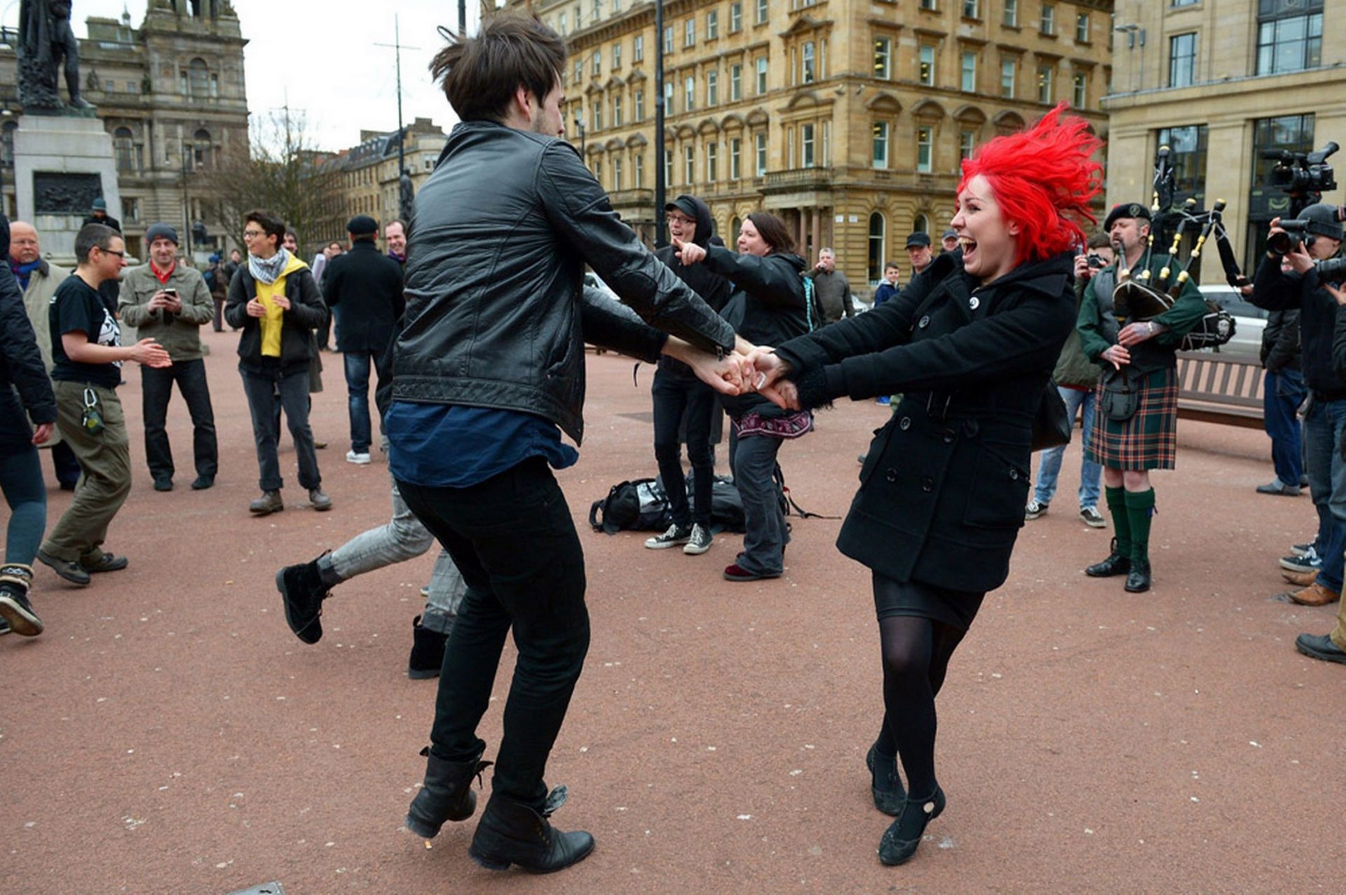 Public dancing. Великобритания люди. Танцы премьера Британии. Самый ненавистный человек в Великобритании.