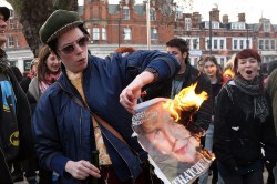 Britânicos festejam morte de Margaret Thatcher, a bruxa – 1