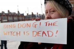 Britânicos festejam morte de Margaret Thatcher, a bruxa – 3