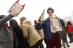 Britânicos festejam morte de Margaret Thatcher, a bruxa – 5