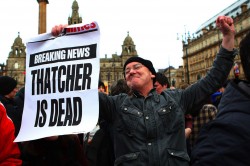 Britânicos festejam morte de Margaret Thatcher, a bruxa – 7
