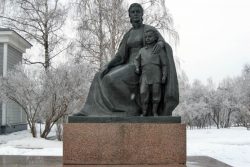 Estátua dedicada a Maria Ulyanova, com o jovem Vladimir