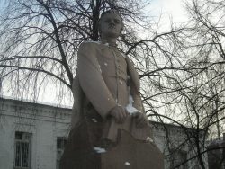 Monumento que mostra Lenin ainda adolescente