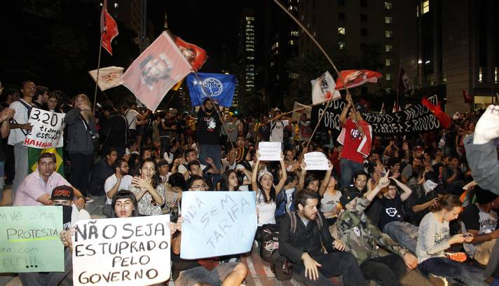 Protesto contra aumento das passagens em São Paulo paralisa a cidade