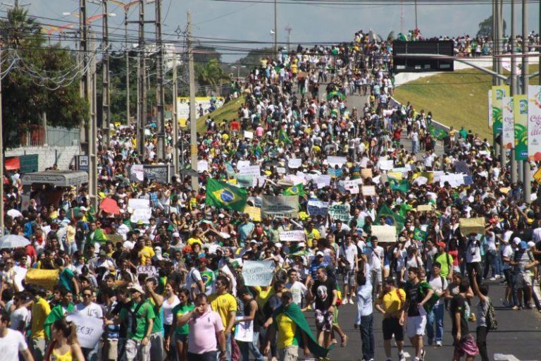 PM atira no rosto de manifestantes em Fortaleza