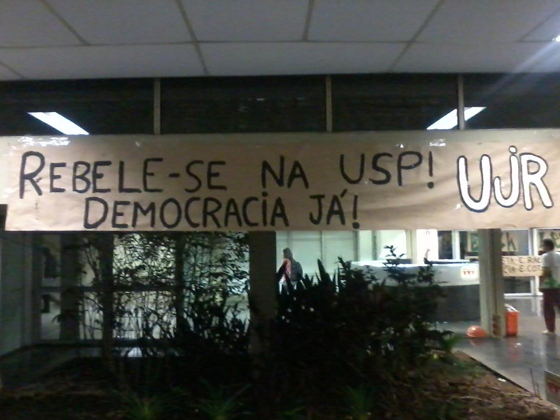 Estudantes da USP ocupam reitoria contra autoritarismo