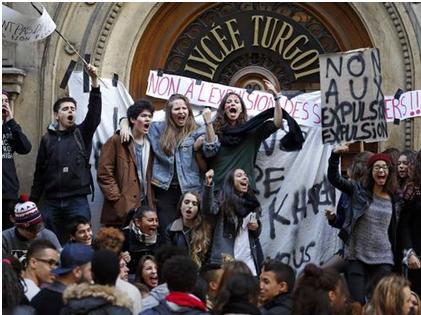 Estudantes protestam em Paris contra deportação
