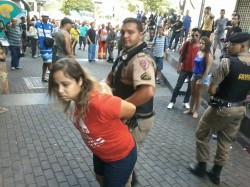 Manifestante presa em manifestação em Belo Horizonte 2
