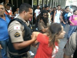 Manifestante presa em manifestação em Belo Horizonte 3