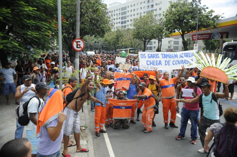 Cresce greve dos trabalhadores da limpeza urbana no Rio de Janeiro