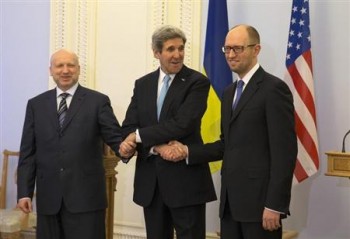 O secretário de Estado dos Estados Unidos, John Kerry, se reúne com o presidente interino da Ucrânia, Oleksandr Turchynov (à direita), e o primeiro-ministro, Arseniy Yatsenyuk (à esquerda), em Kiev. 04/03/2014