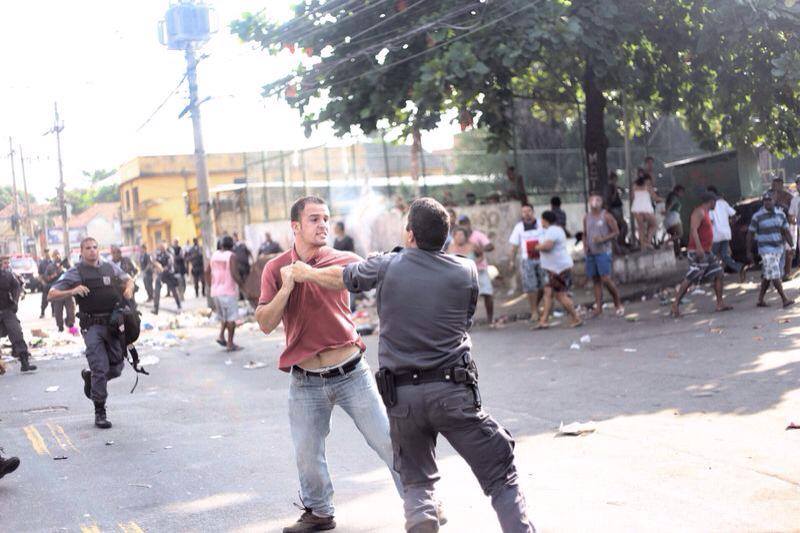 Esteban Crescente resiste à agressão policial