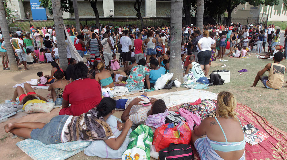 Centenas de pessoas protestam em frente à prefeitura do Rio