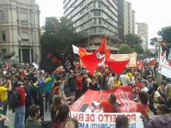 Manifestantes e policia se enfrentam em Belo Horizonte