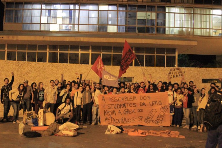 Contra a Fifa, estudantes ocupam Reitoria da UFMG
