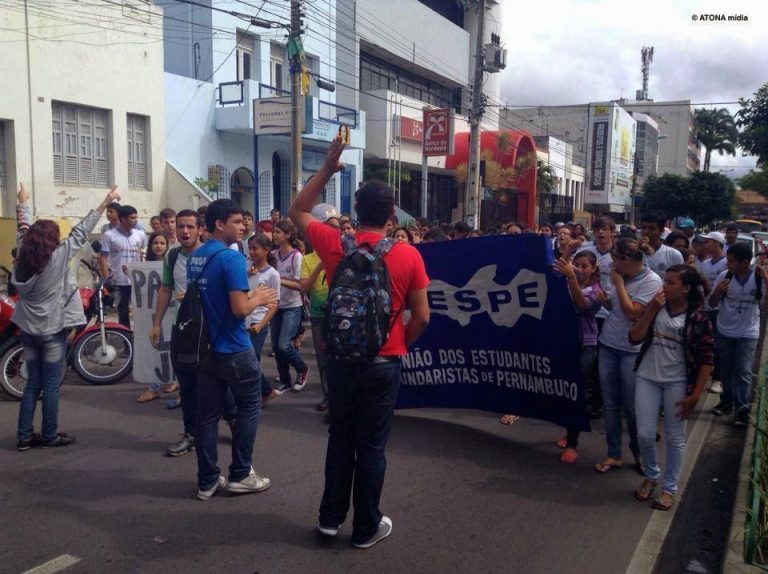 Estudantes realizam protesto por passe livre e pela revogação do aumento da passagem em Caruaru
