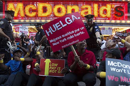 Trabalhadores de fast food fazem greve em Nova Iorque.