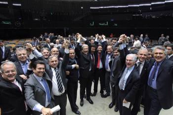Deputados da direita comemoram revogação do decreto 8234