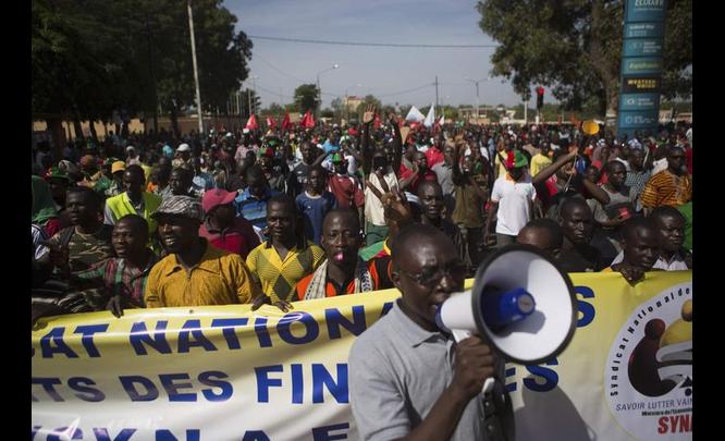 Protestos de rua derrubam ditador de Burkina Faso