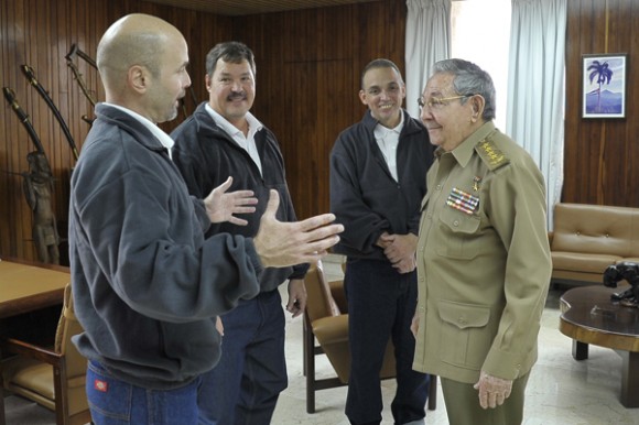Reportagem sobre a emocionante chegada dos três heróis cubanos à Ilha