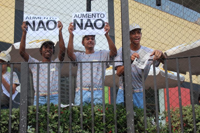 Polícia ataca ato contra o aumento da tarifa em São Paulo
