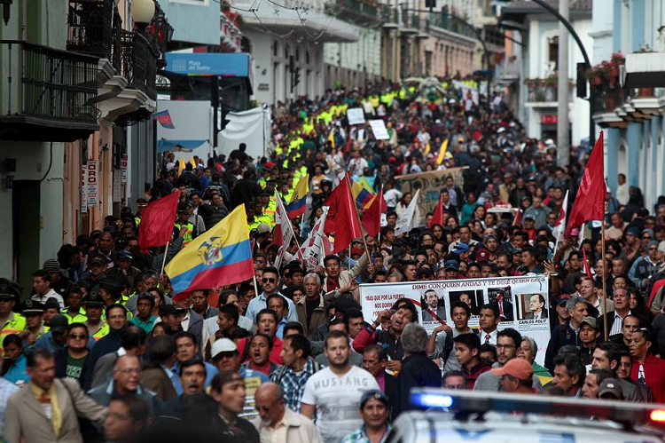 Vídeo: Equatorianos marcham contra autoritarismo