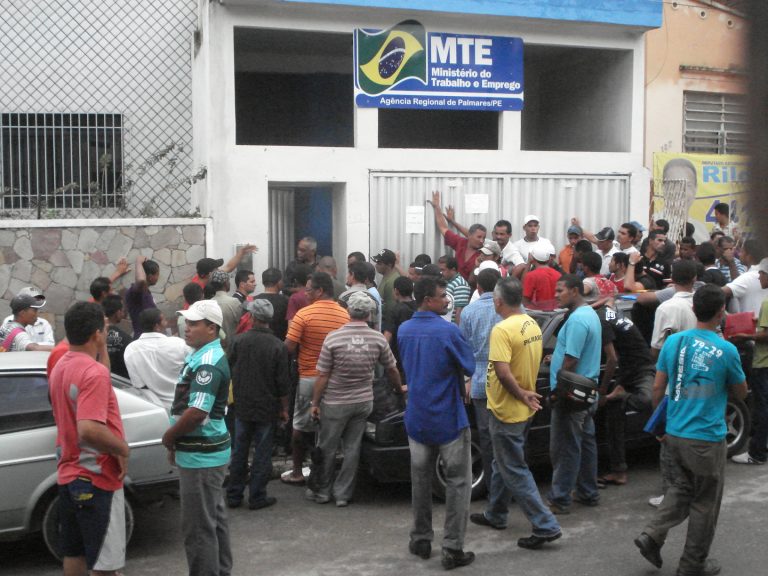 Trabalhadores ficam mais de 23h na fila do seguro-desemprego no Rio de Janeiro   