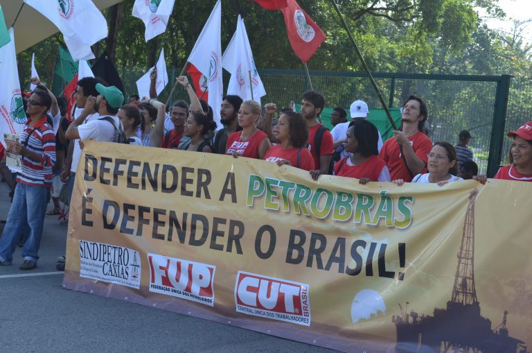 Movimentos sociais fazem manifestação em defesa da Petrobrás no Rio de Janeiro