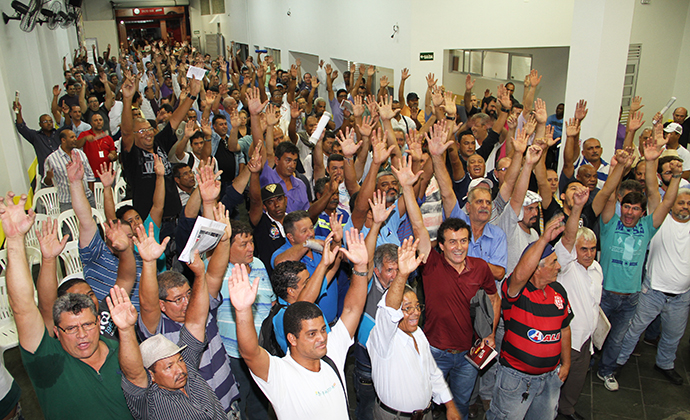 Após quase 400 demissões, trabalhadores da Sabesp aprovam greve para o dia 19