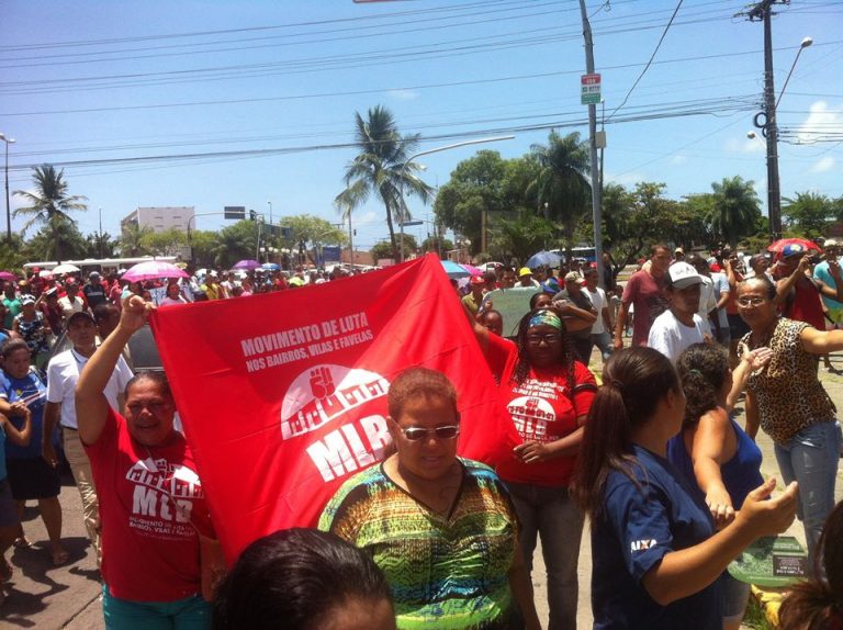Movimentos de moradia ocupam Companhia Estadual de Habitação de Pernambuco